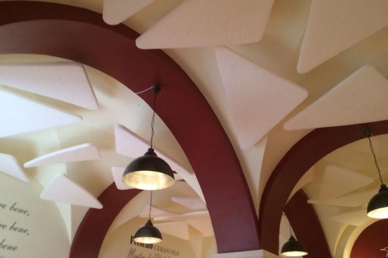 riduzione-rumore-ristorante-soffitto-a-volta-pannelli-fonoassorbenti-02 fonoassorbenti ristorante con soffitto a volta