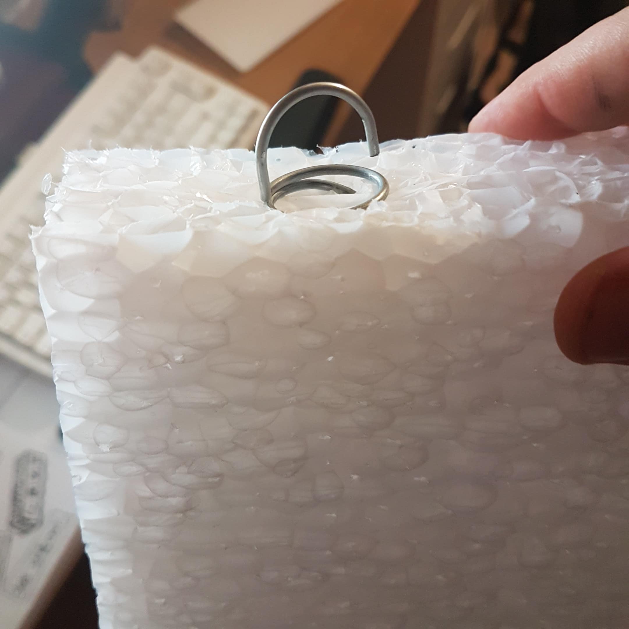Applicazione ganci su pannello fonoassorbente Stratocell Whisper FR