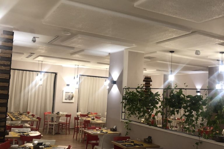 panntlli-fonoassorbenti-bianchi-per-ristorante-7 Stratocell Whisper FR ristorante lecce