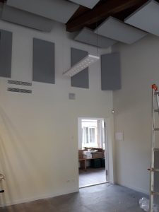 trattamento acustico aula scolastica