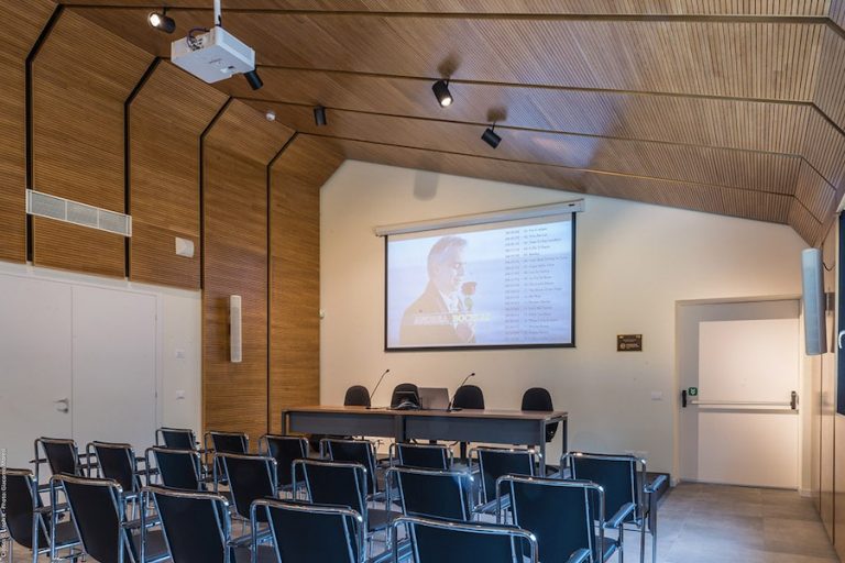 trattamento acustico aula scolastica