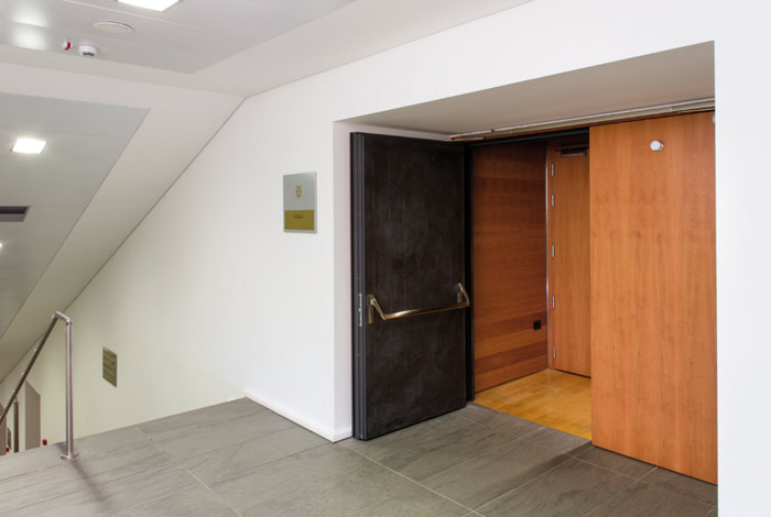 Realizzazione porta acustica fonoisolante in legno