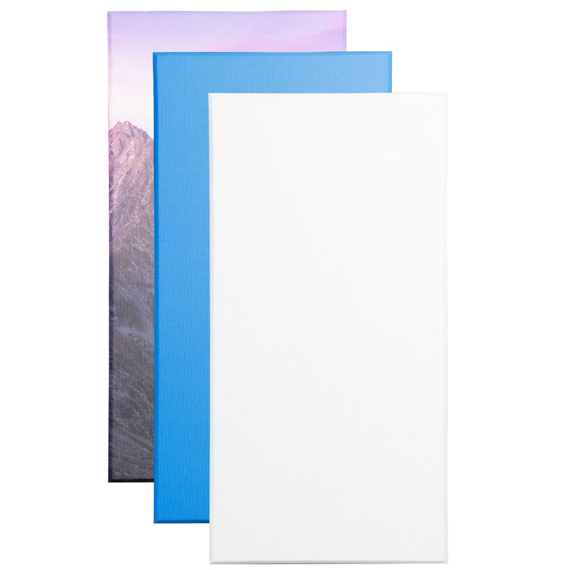 Pannelli_Fonoassorbenti_Auralex_ProPanel_60x120-paintable Tre pannelli rettangolari accostati: uno bianco, uno azzurro e uno con la stampa di un paesaggio di montagna
