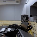 Studio di registrazione con progetto custom- particolare desk