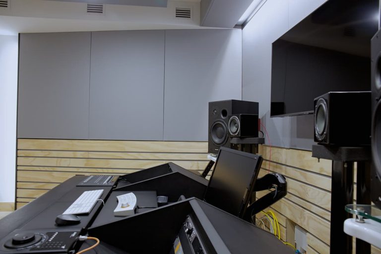 Studio di registrazione con progetto custom- particolare desk