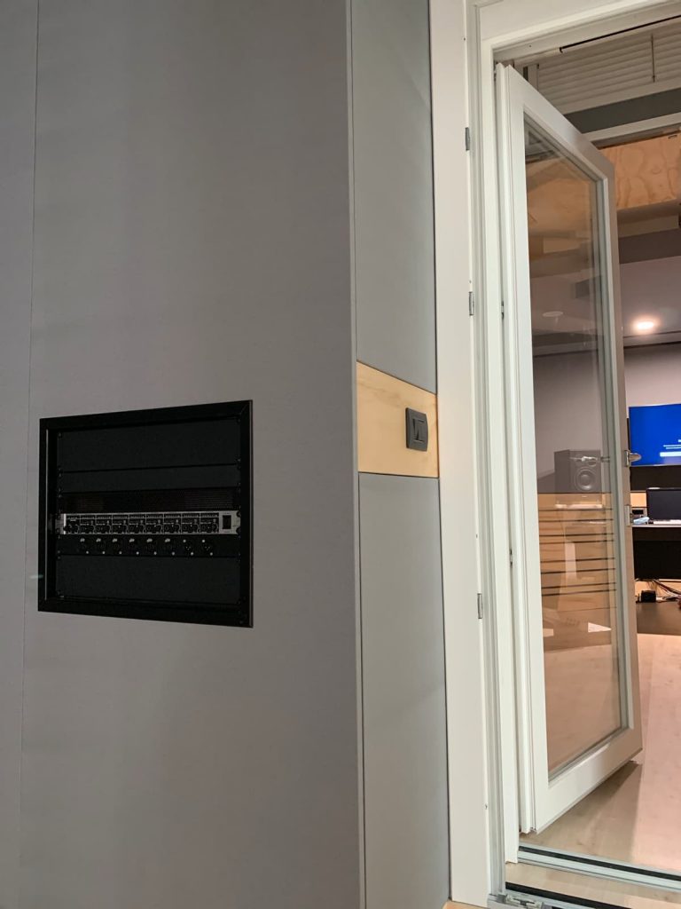 A Studio - rack a muro