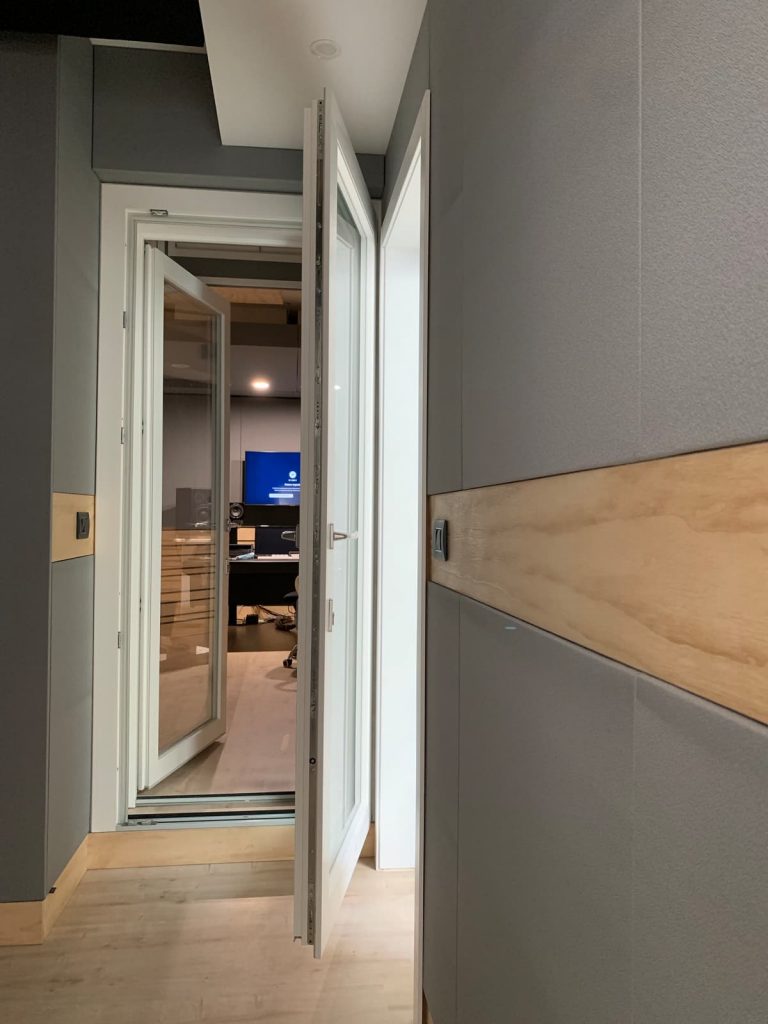 A Studio - particolare porta acustica