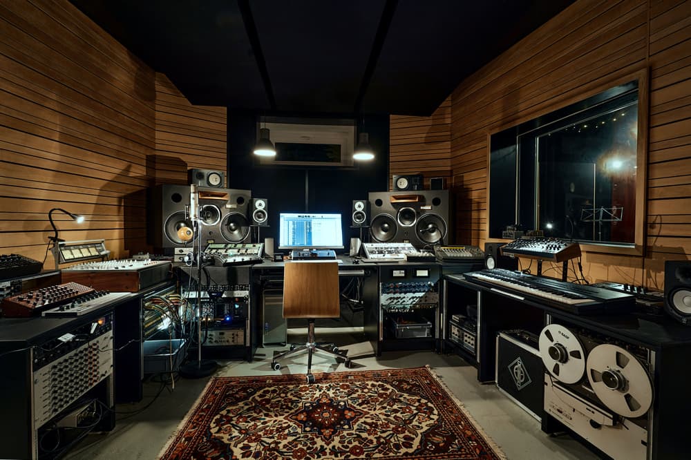 Control room con trattamento acustico completo, pannelli su pareti e soffitto