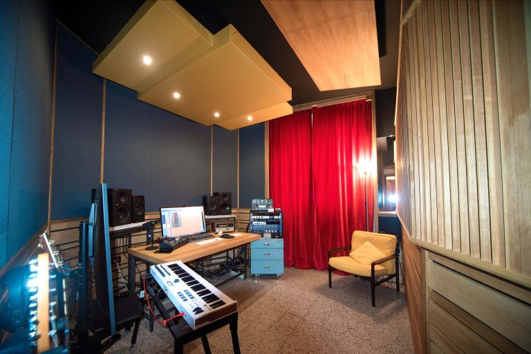 Trattamento acustico control room Studio Caino