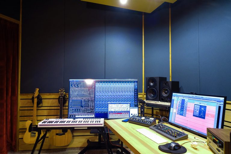Trattamento acustico control room Studio Caino