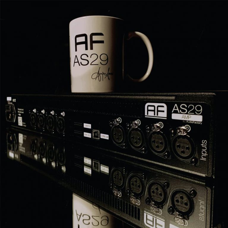 Posteriore amplificatore e tazza del brand AS29