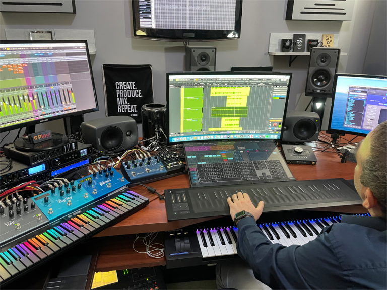 Luigi Sansò in studio con as29 studio monitor