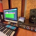 Trattamento frontale dietro schermo con pannelli e bass trap