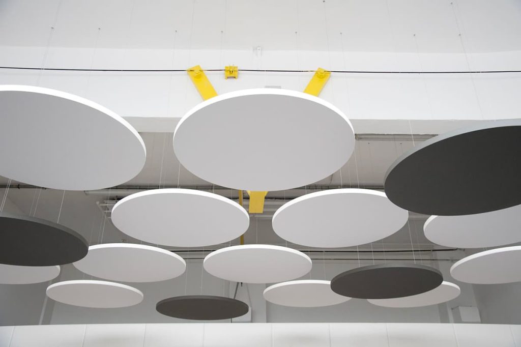 Pannelli fonoassorbente Fonoquadro. Pannelli artigianali in fibra di poliestere con telaio in metallo e rivestiti in stoffa. Disponibili in diverse misure e forme. Certificati per la reazione al fuoco e criteri CAM. Esempio di applicazione.