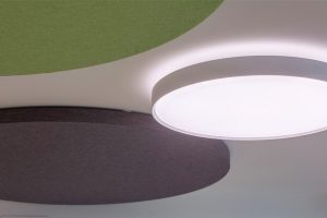 Pannelli fonoassorbente Fonoquadro. Pannelli artigianali in fibra di poliestere con telaio in metallo e rivestiti in stoffa. Disponibili in diverse misure e forme. Certificati per la reazione al fuoco e criteri CAM. Esempio di applicazione.