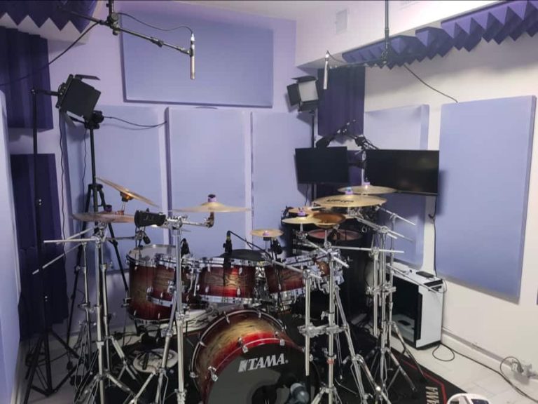 Trattamento acustico per box studio con pannelli in lana di roccia, bass trap LENRD e pannelli Studiofoam pyramids 10 cm