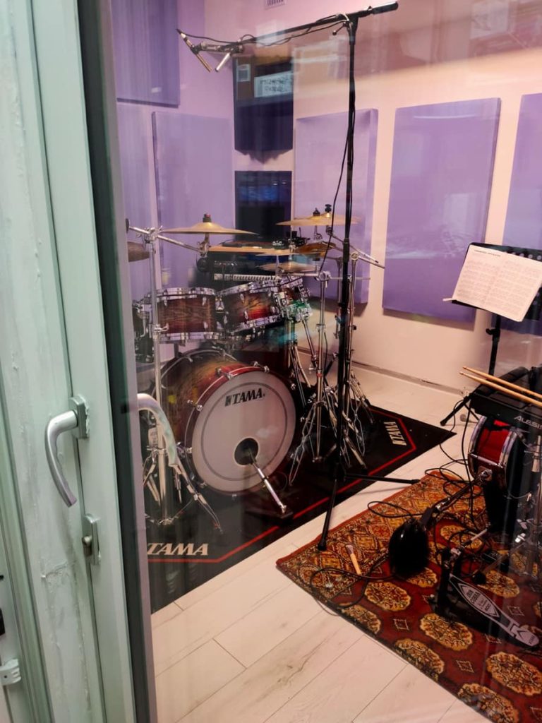 Box batteria custom realizzato con progetto su misura di trattamento e isolamento acustico