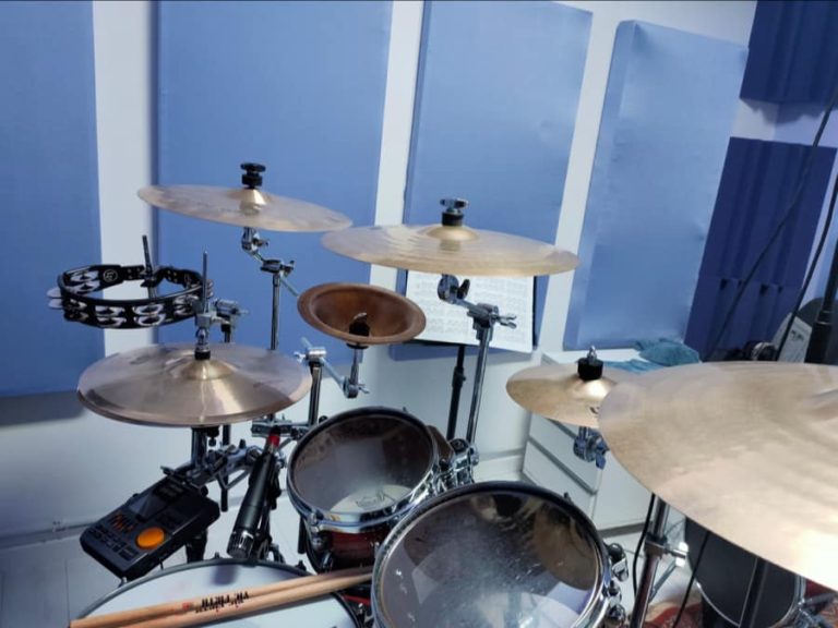 Trattamento acustico per box studio con pannelli in lana di roccia e bass trap LENRD