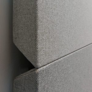 Pannelli fonoassorbente Fonoquadro. Pannelli artigianali in fibra di poliestere con telaio in metallo e rivestiti in stoffa. Disponibili in diverse misure e forme. Certificati per la reazione al fuoco e criteri CAM.
