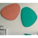 Pannelli fonoassorbente Fonoquadro. Pannelli artigianali in fibra di poliestere con telaio in metallo e rivestiti in stoffa. Disponibili in diverse misure e forme. Certificati per la reazione al fuoco e criteri CAM.