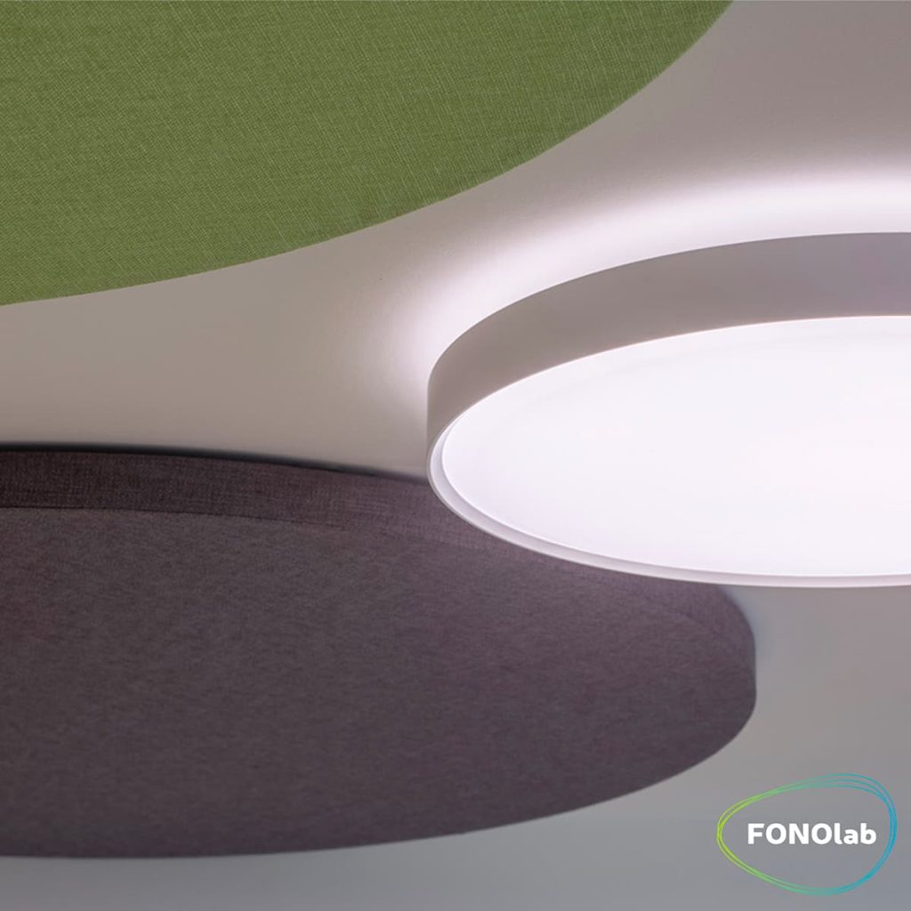 Pannelli fonoassorbente Fonoquadro. Pannelli artigianali in fibra di poliestere con telaio in metallo e rivestiti in stoffa. Disponibili in diverse misure e forme. Certificati per la reazione al fuoco e criteri CAM.