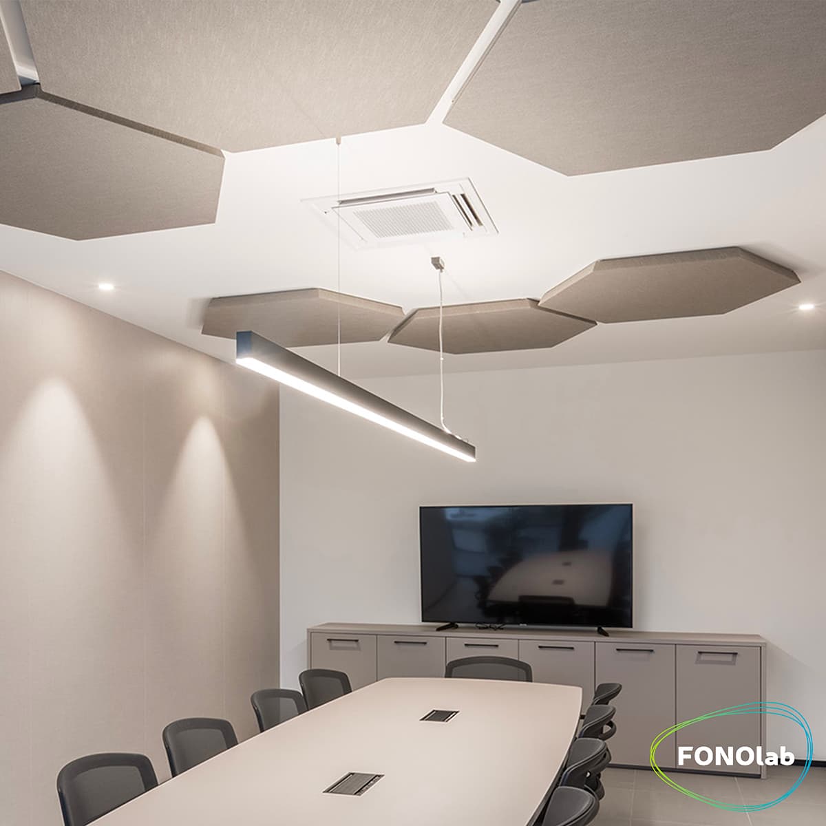 Pannelli fonoassorbente Fonoquadro. Pannelli artigianali in fibra di poliestere con telaio in metallo e rivestiti in stoffa. Disponibili in diverse misure e forme. Certificati per la reazione al fuoco e criteri CAM.