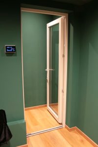 Porta acustica fonoisolante PVC e Vetro 43dB. Finitura Bianca in pasta. Esempio di applicazione.