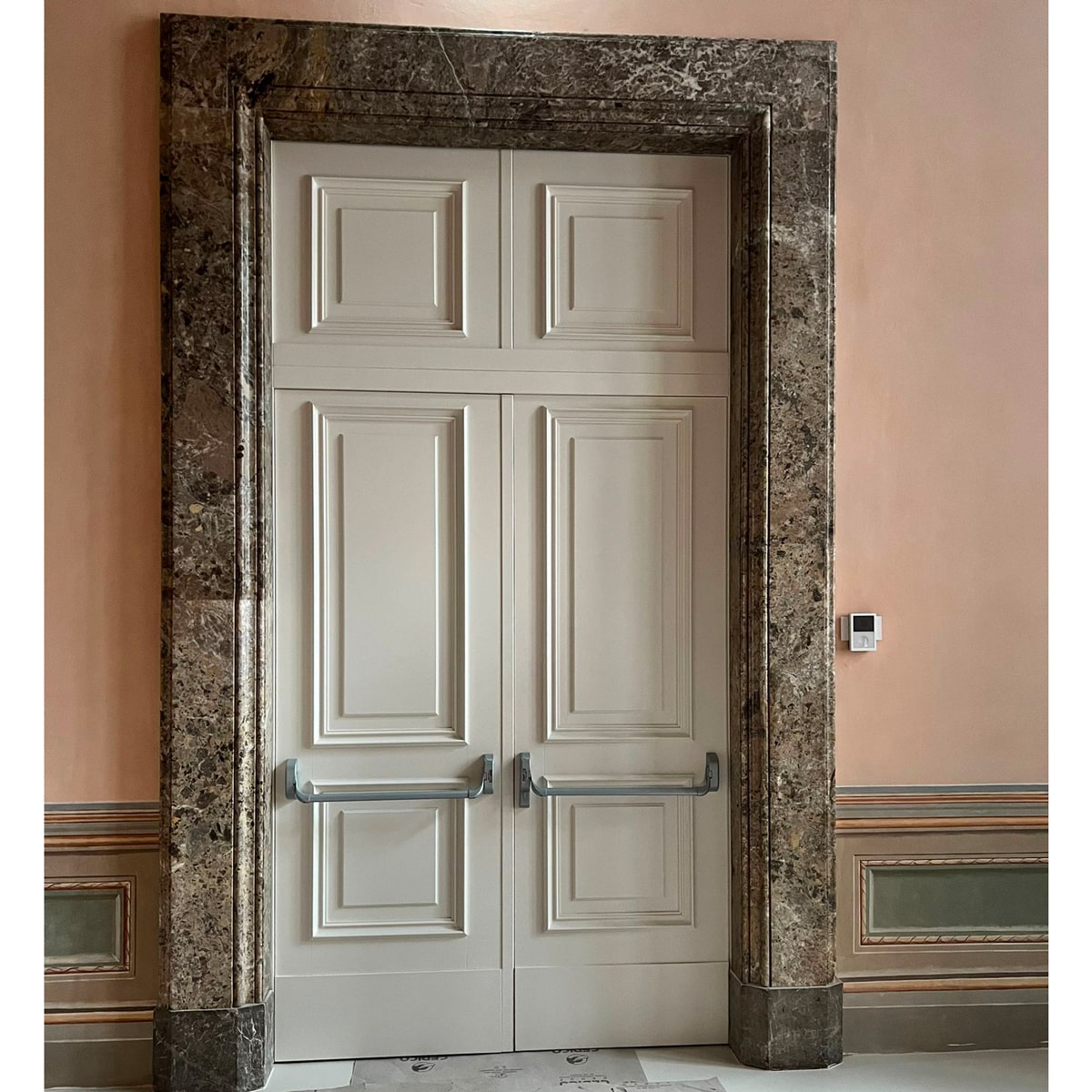 Porta fonoisolante in legno realizzata con lavorazioni in altorilievo