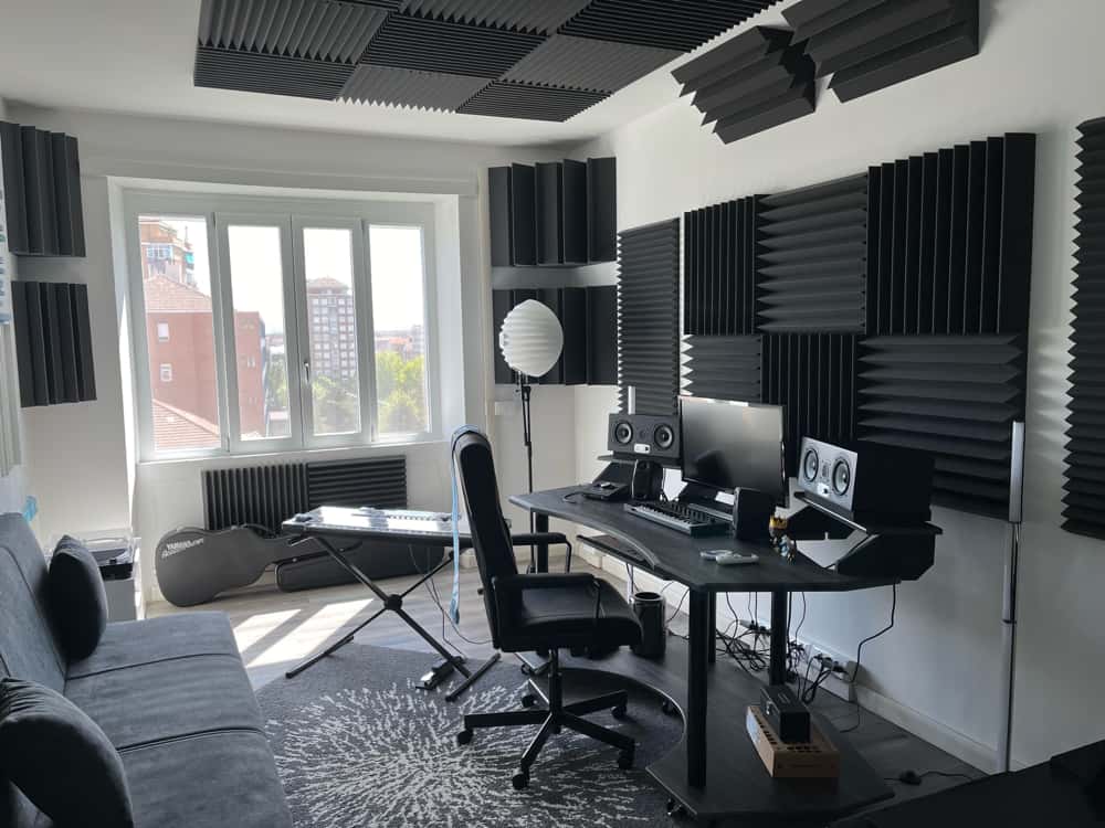 Studio di registrazione con pannelli fonoassorbenti in poliuretano