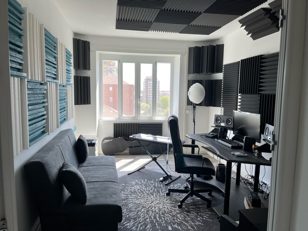 Studio di registrazione con pannelli fonoassorbenti in poliuretano