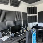 Studio di registrazione con pannelli fonoassorbenti in poliuretano