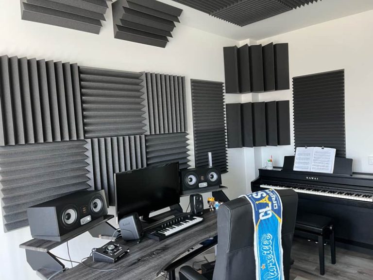 Studio di registrazione con pannelli fonoassorbenti in poliuretano