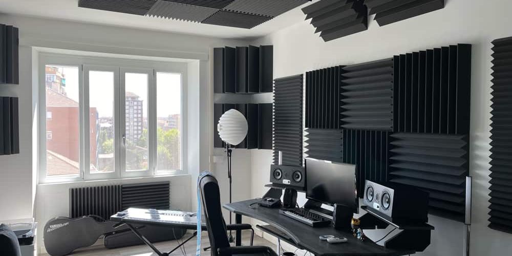 trattamento acustico con pannelli fonoassorbenti poliuretano 04 Studio di registrazione con pannelli fonoassorbenti in poliuretano
