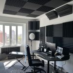 Studio di registrazione con pannelli fonoassorbenti in poliuretano