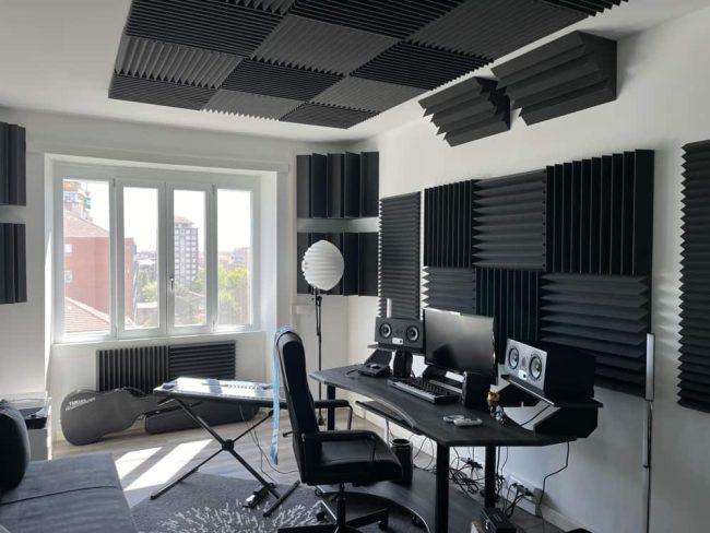 Studio di registrazione con pannelli fonoassorbenti in poliuretano