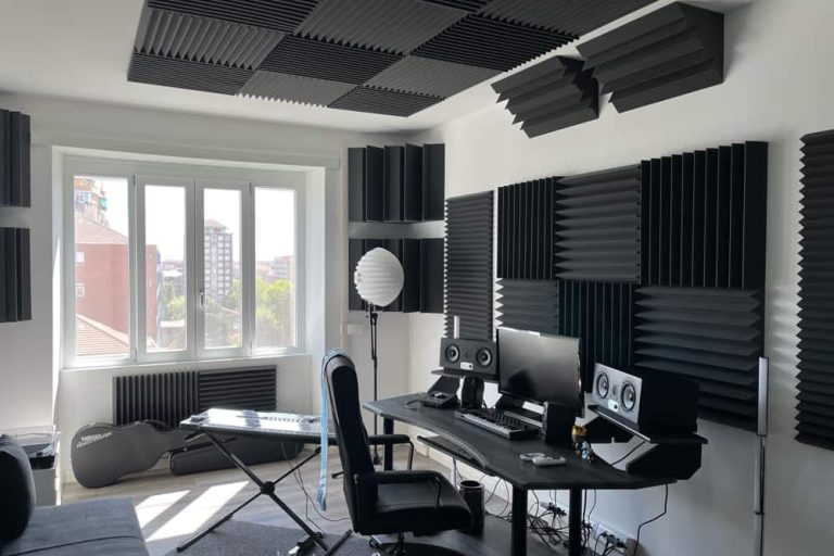 trattamento acustico con pannelli fonoassorbenti poliuretano 04 Studio di registrazione con pannelli fonoassorbenti in poliuretano