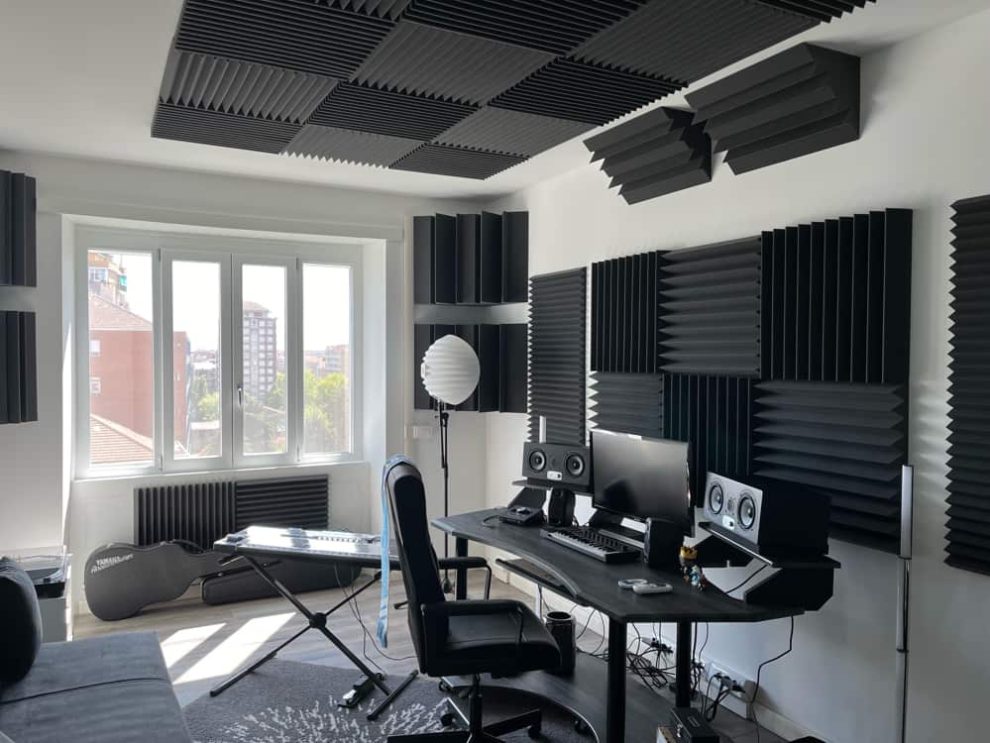 Studio di registrazione con pannelli fonoassorbenti in poliuretano