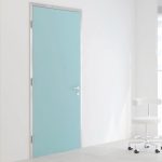 Porta fonoisolante 42dB con ante laminate e telaio in acciaio.
