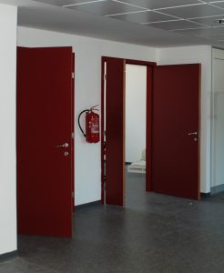 Porta fonoisolante 42dB con ante laminate e telaio in acciaio.