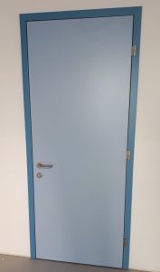 Porta fonoisolante 42dB con ante laminate e telaio in acciaio.