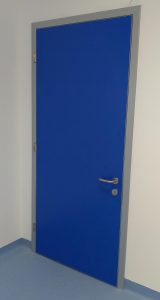 Porta fonoisolante 42dB con ante laminate e telaio in acciaio.