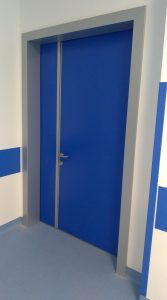 Porta fonoisolante 42dB con ante laminate e telaio in acciaio.