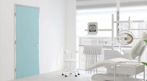 Porta fonoisolante 42dB con ante laminate e telaio in acciaio.