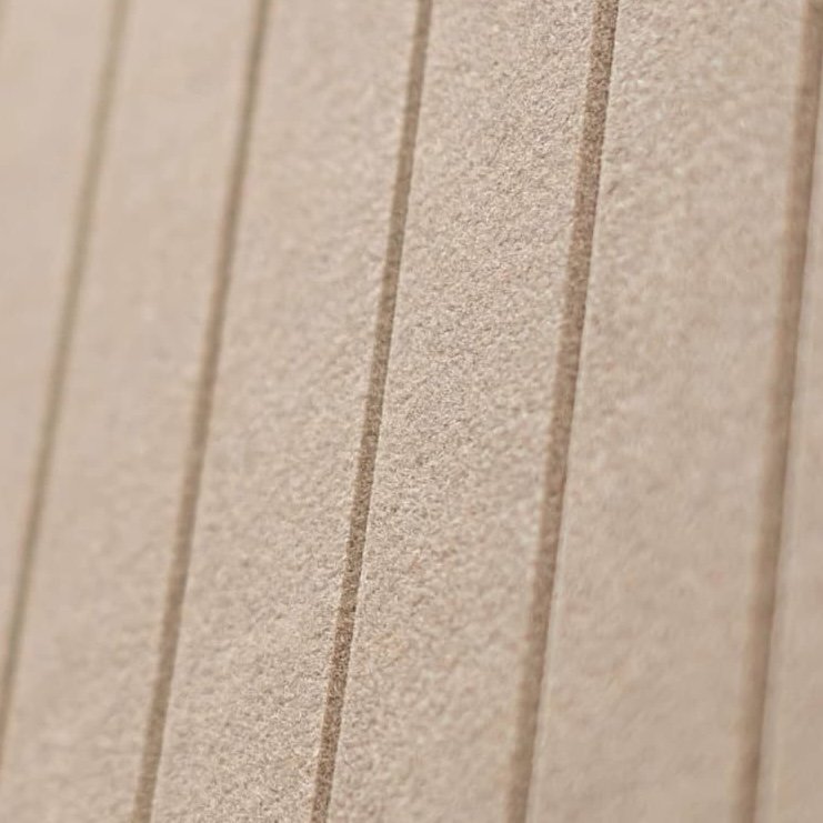 Pannelli fonoassorbenti Texfel Echo Groove - dettaglio solchi Pannelli fonoassorbenti in feltro PET Texfel Echo Groove con solchi decorativi - dettaglio ravvicinato