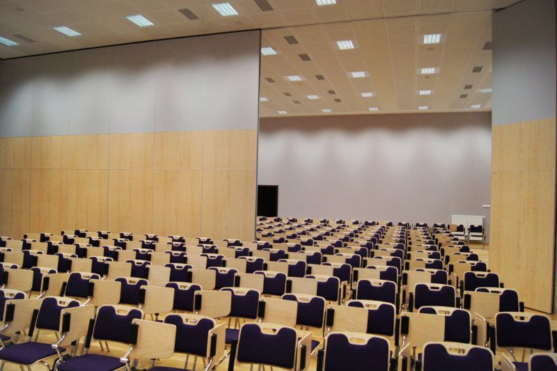 Parete mobile manovrabile in centro congressi