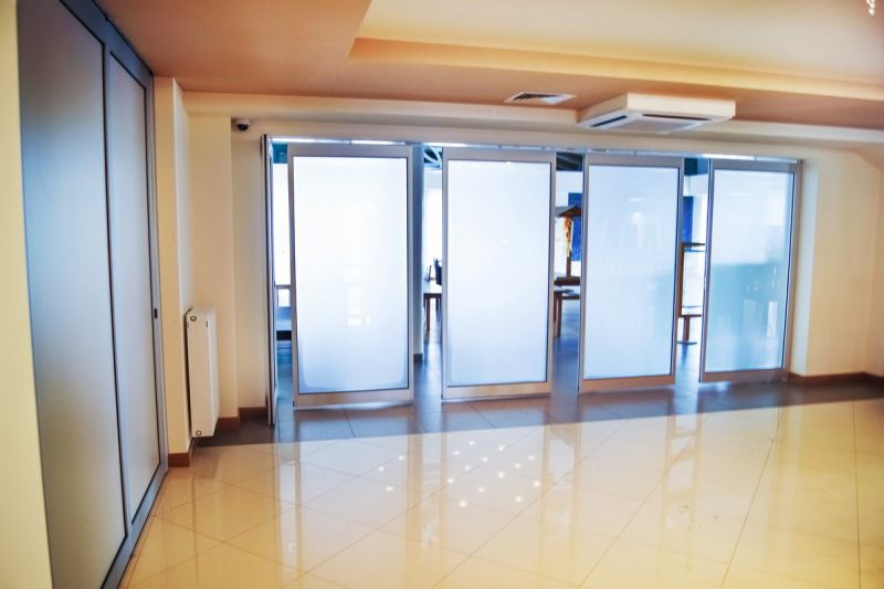 Parete mobile vetro in showroom