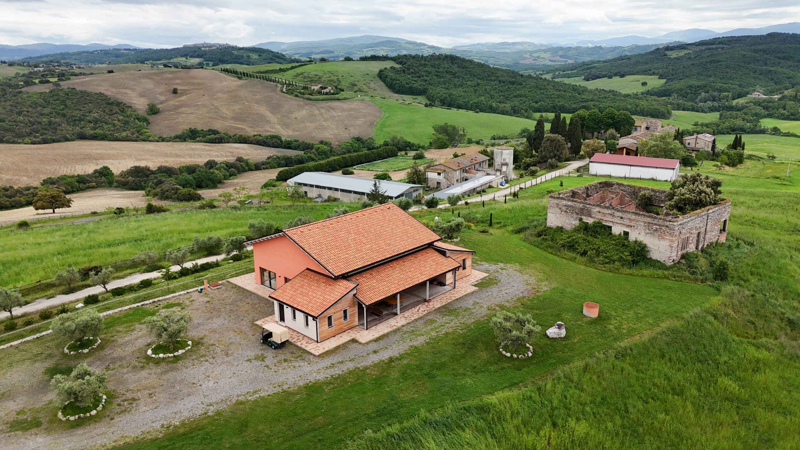 Borgo Tignano visto dall'alto, immerso nella campagna toscana tra Volterra e San Gimignano