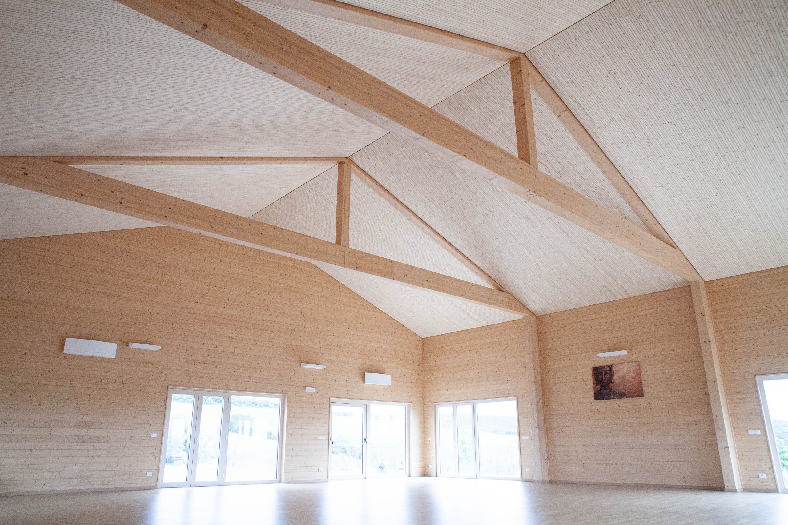 Vista del soffitto in doghe di legno Lignotrend a Borgo Tignano