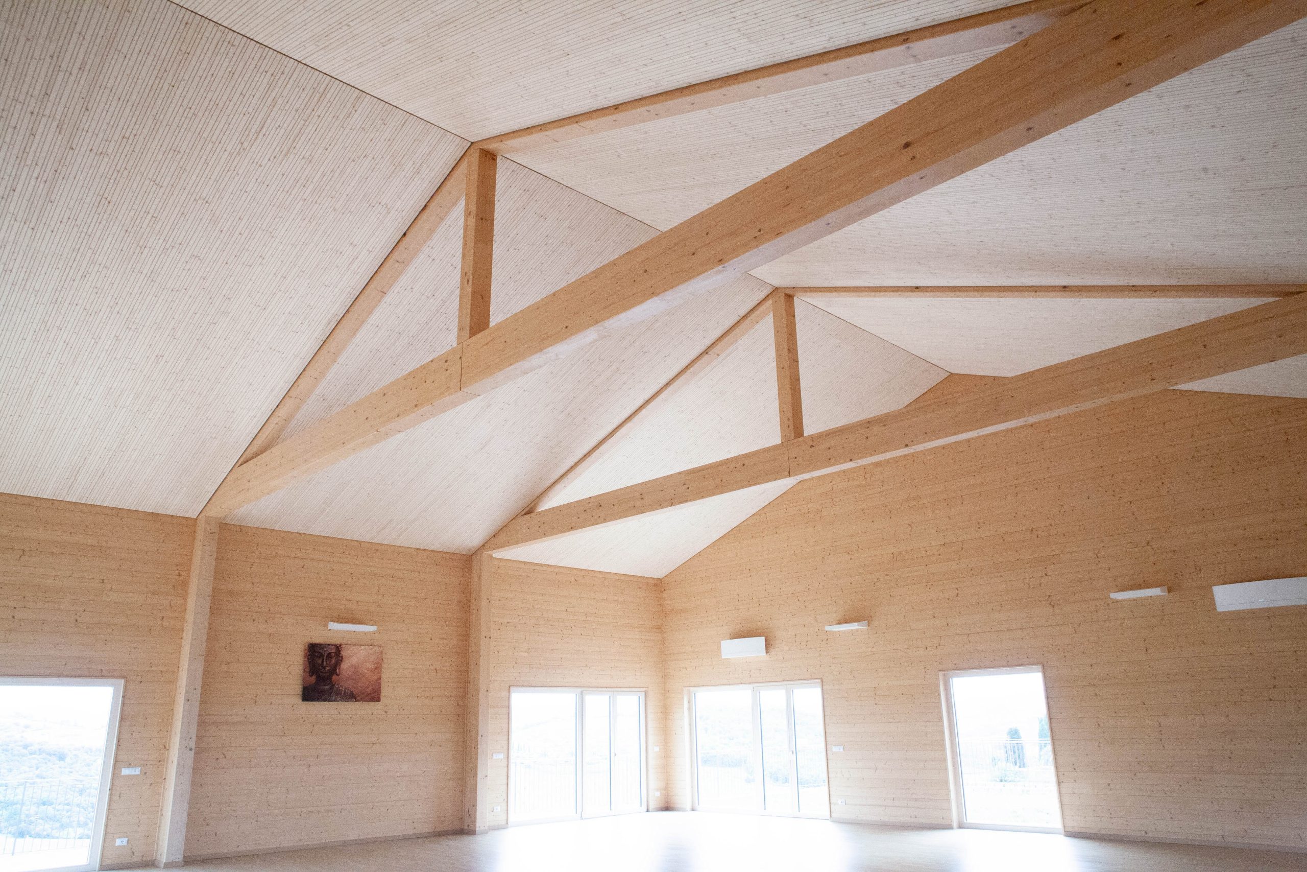 Vista del soffitto in doghe di legno Lignotrend a Borgo Tignano
