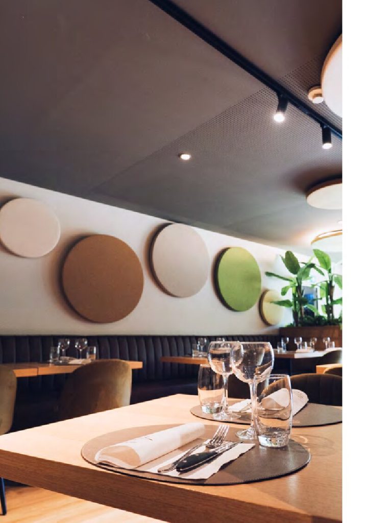 Dischi fonoassorbenti Melodia a parete beige, verde e teal in un ristorante — Acustica taste experience